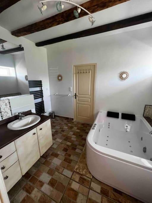Vila Longere Berrichonne, Calme Absolu, 13 Personnes Saint-Pierre-les-Etieux Exteriér fotografie